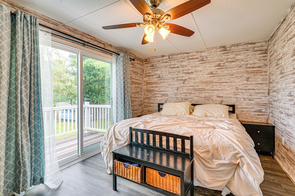 Walk to Cranberry Lake: Quaint Family Cottage