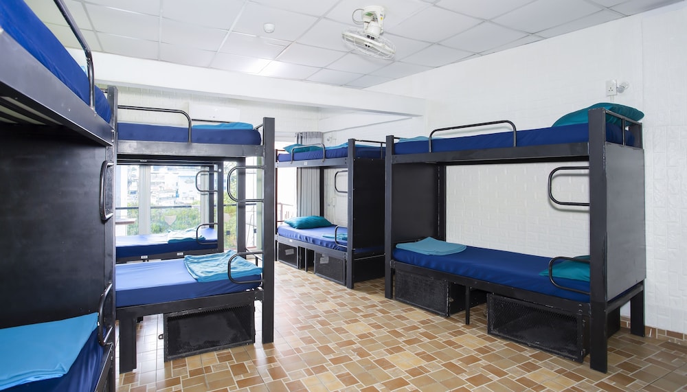 Hangout Hostel HCM