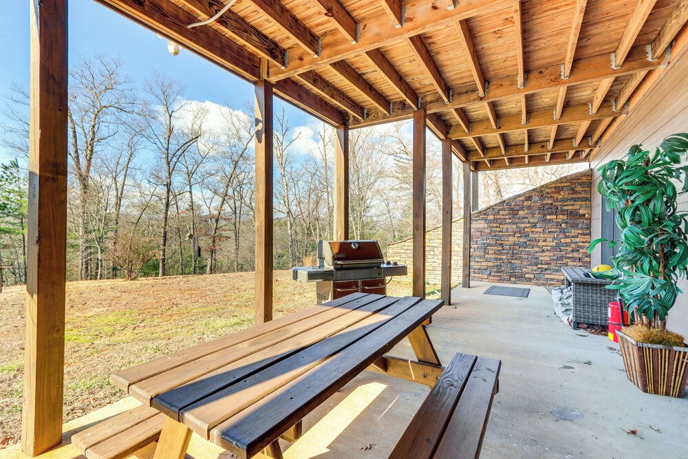 Blue Ridge Orchard Overlook' Cabin w/ Hot Tub