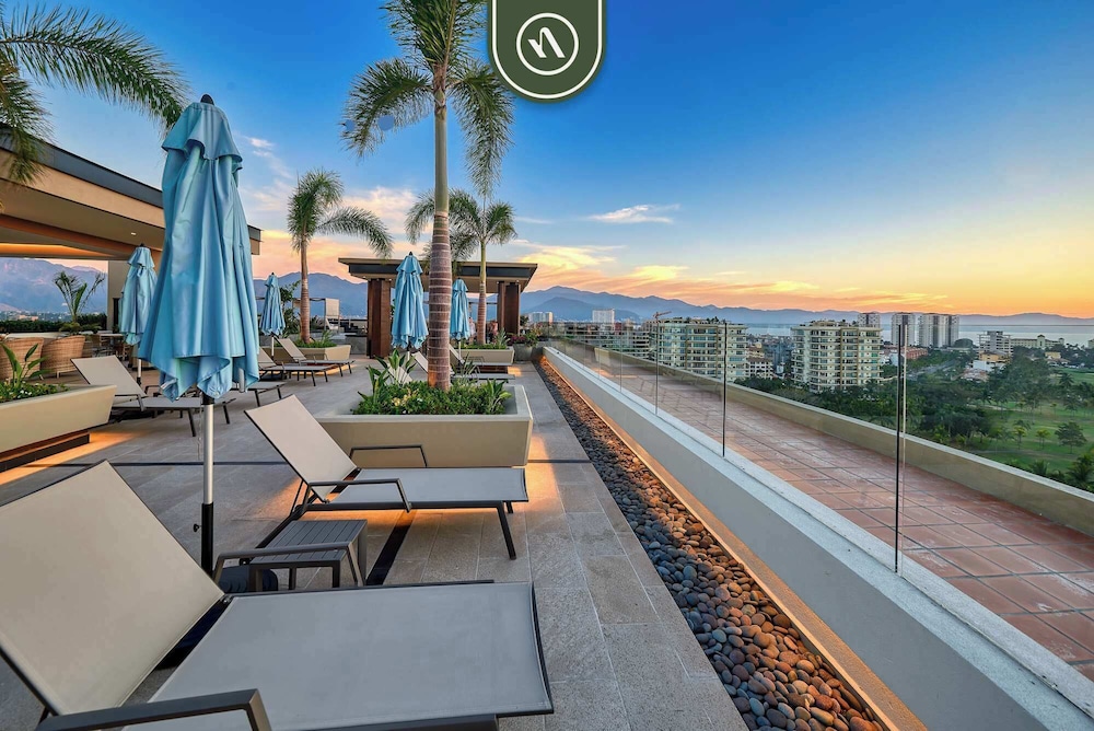 Luxury 2 BR Condo Near Golf Courses and Marina