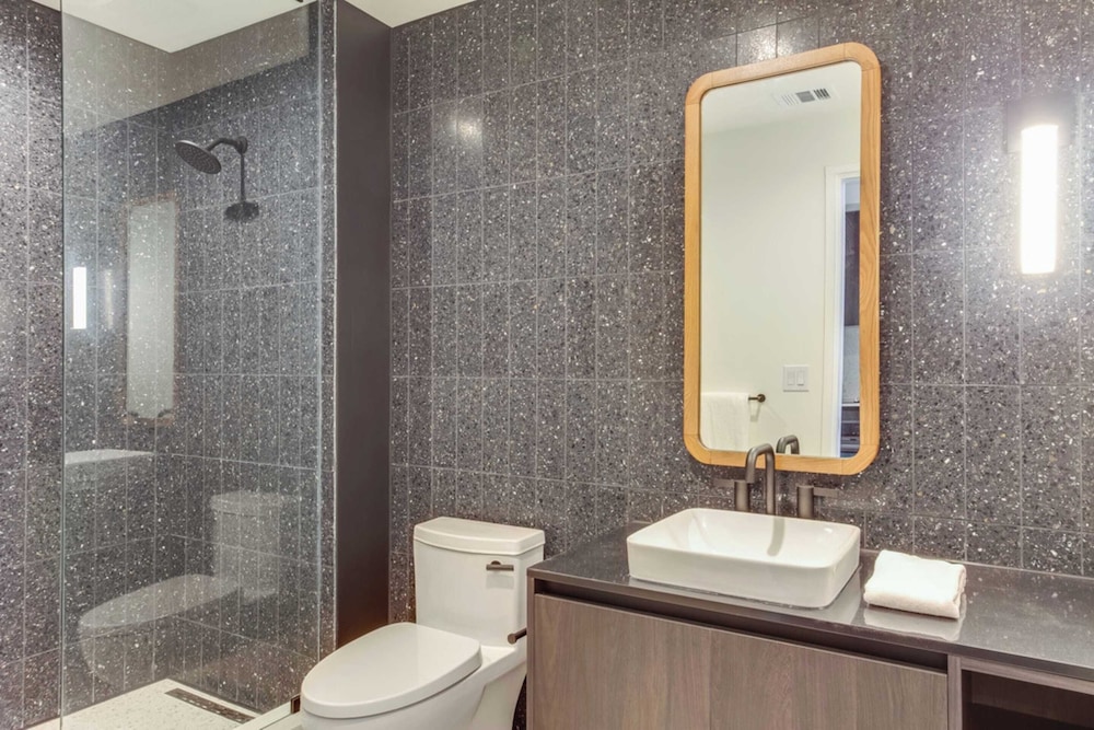 Luxe High Rise Near DT Austin w/ Views Rooftop Pool, Gym, & Luxe Amenities