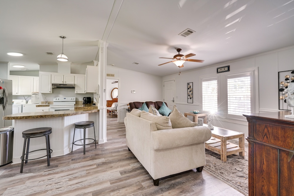 Sunny Fort Myers Home w/ Screened-in Porch & Grill