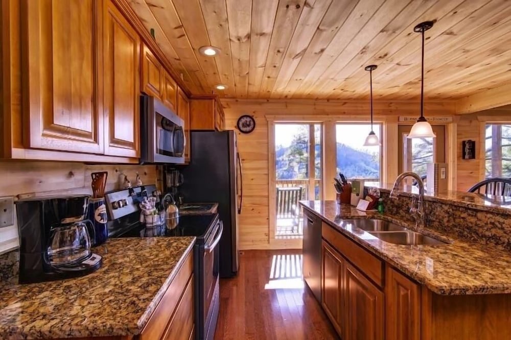 Country Cozy - 4 Bedrooms, 5 Baths, Sleeps 16 Home by RedAwning