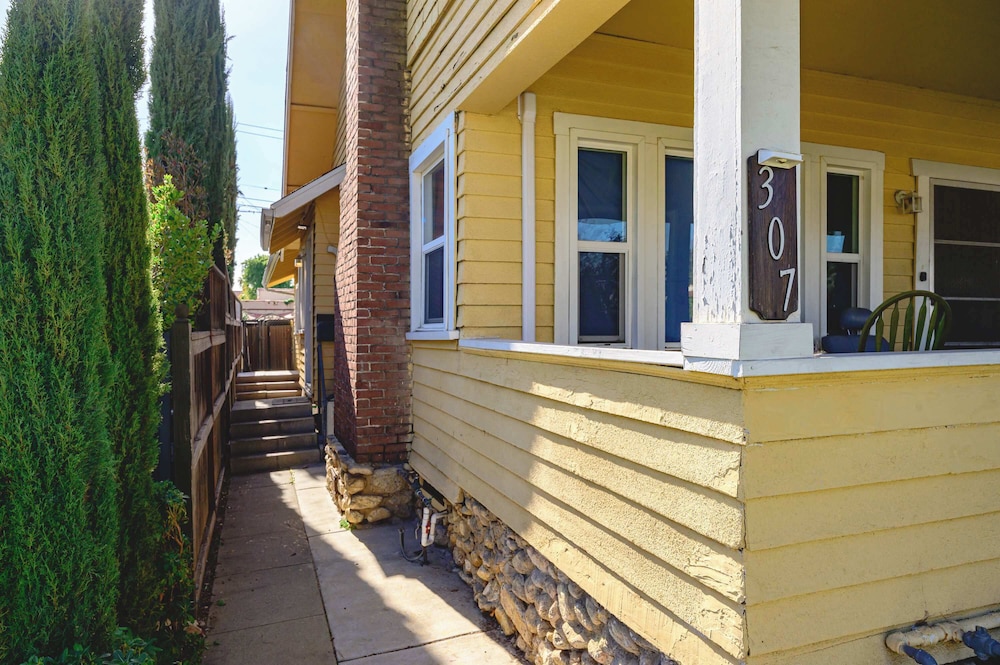 Cozy Home Near LA With Full Kitchen Laundry