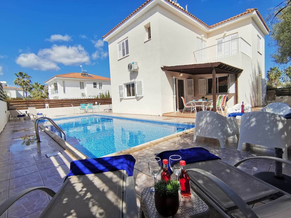 Sobella Villa - 3 Bedroom Villa With 10 x 4 Pool