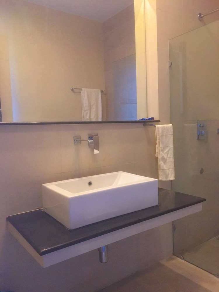 Room-cozy Guest Room F-7 Markaz Islamaba