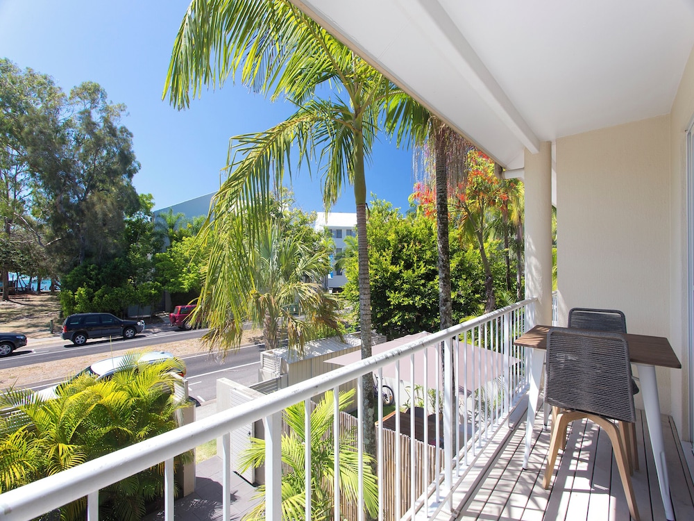 Noosa Parade Townhouse w Terrace