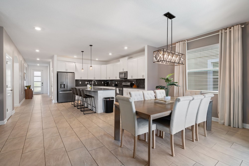 Gorgeous 6-bedroom House With Private Pool