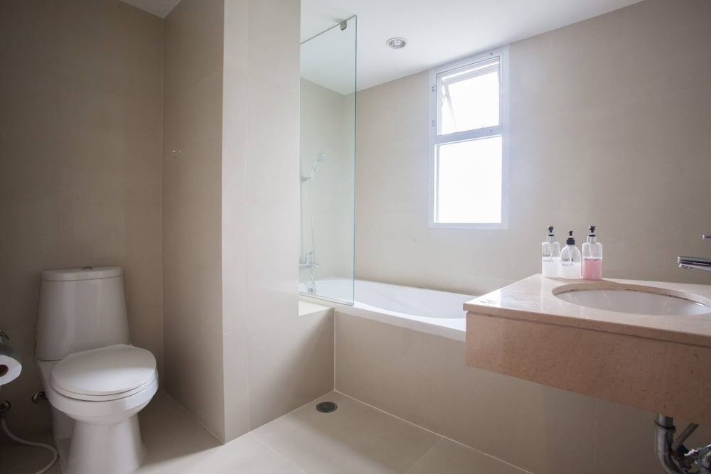 6C - 2 Bedroom Downtown Apartment With Shared Pool