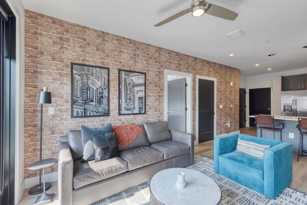 2 Units in Walkable Midtown Location, Gym+pool Honkey-tonk & Muse by Avantstay