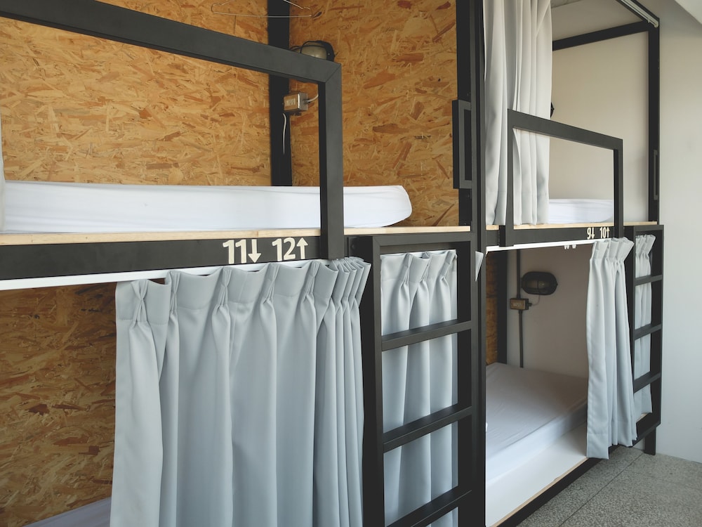 Oldmancaptain Hostel