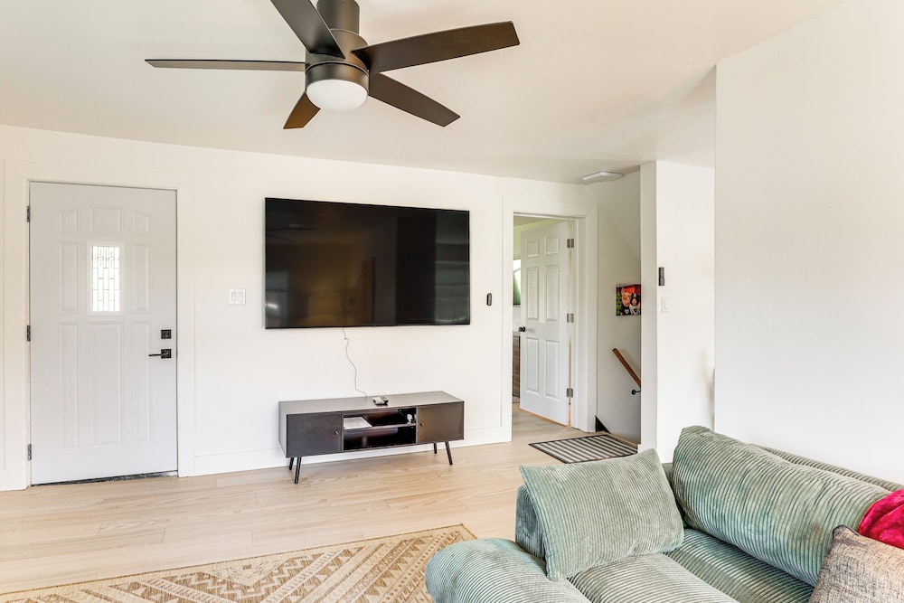 3 Mi to Dtwn: Quiet Youngstown Apt w/ Deck!