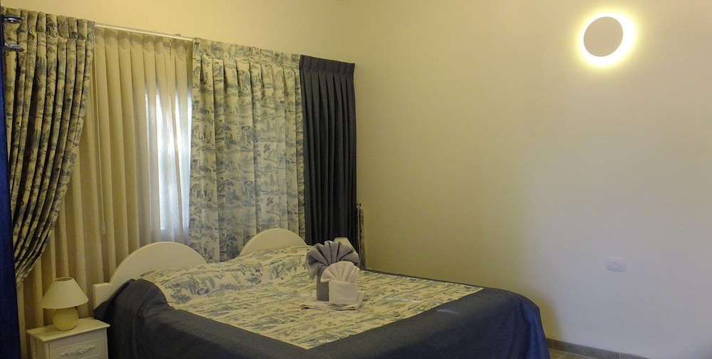 Nuriel Fruit & Guest House