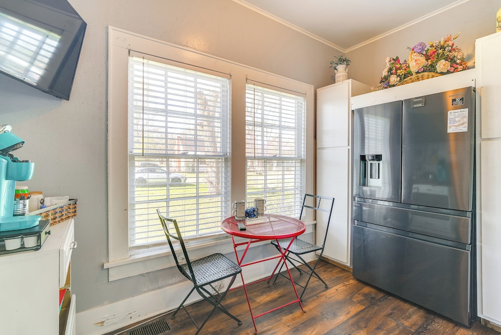 10 Mi to Caddo Lake: Charming Cottage in Vivian!
