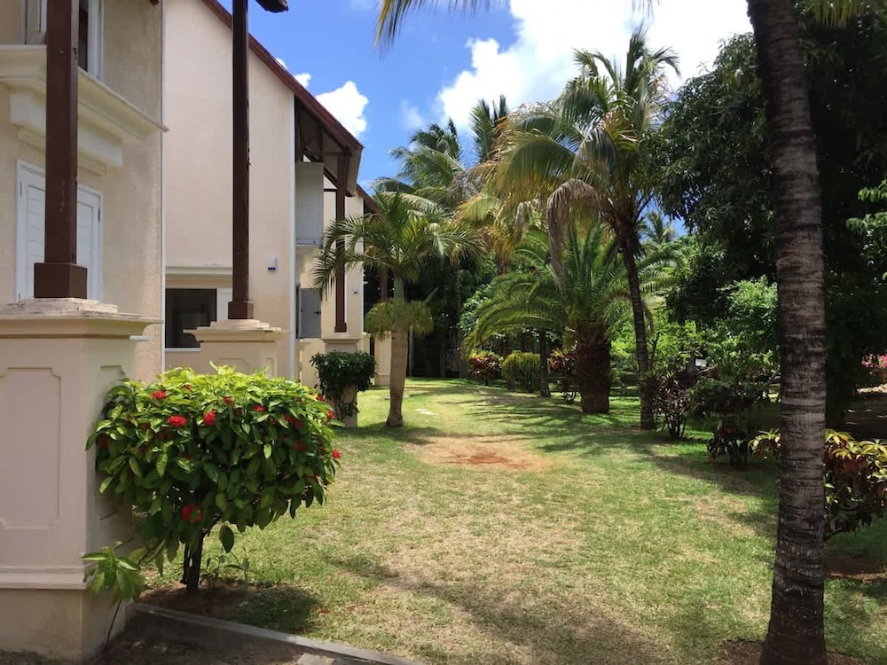 Residence With 6 Seafront Bungalows and Swimming