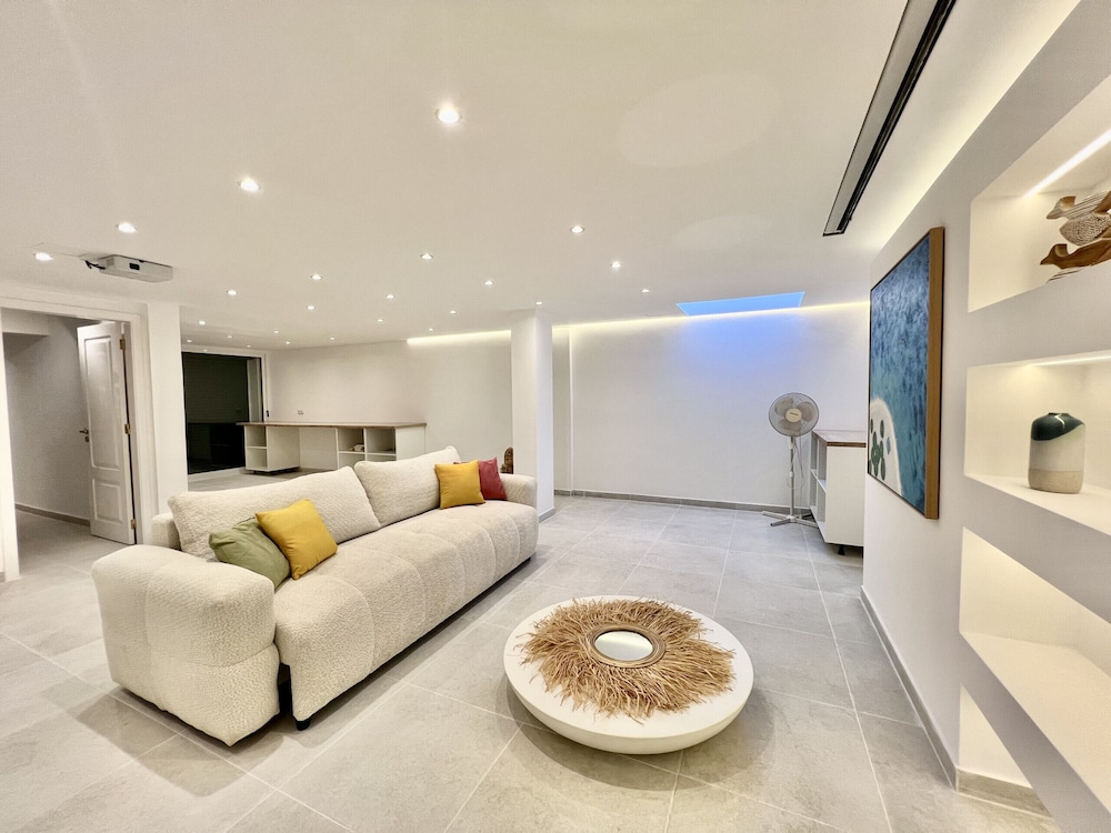Vilamoura Deluxe Villa by Homing