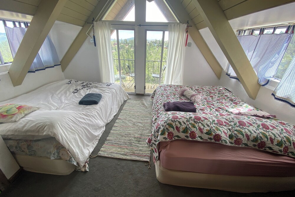 Mountain & Lake View Dog-friendly Retreat