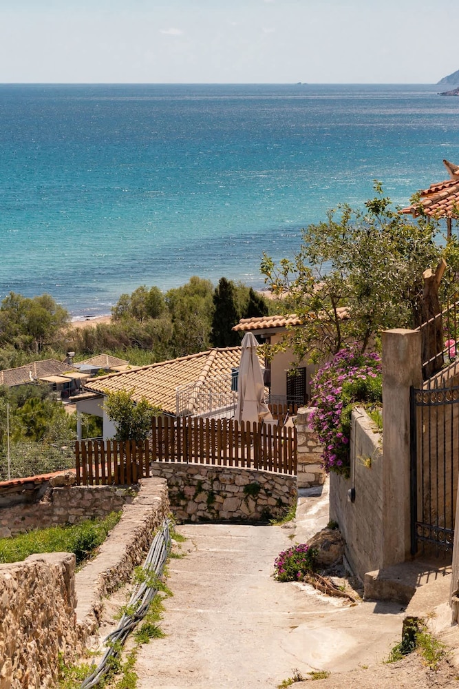 Beach House Steps Away From the sea