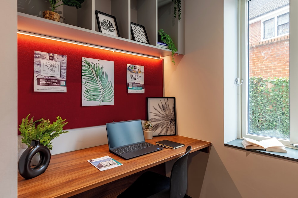 Students Only Straits Egham - 40 mins to Waterloo - Direct Bus to Heathrow