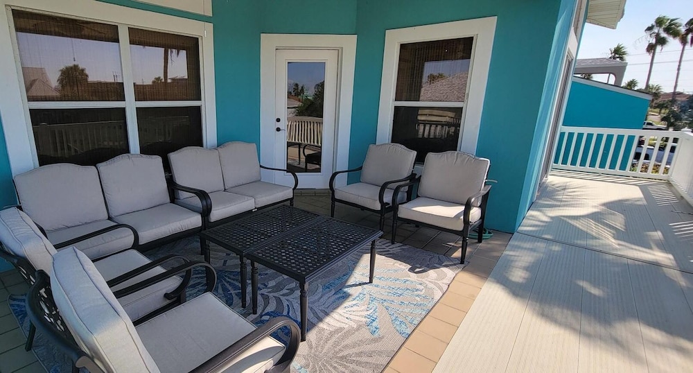 Tranquil Turquoise Retreat