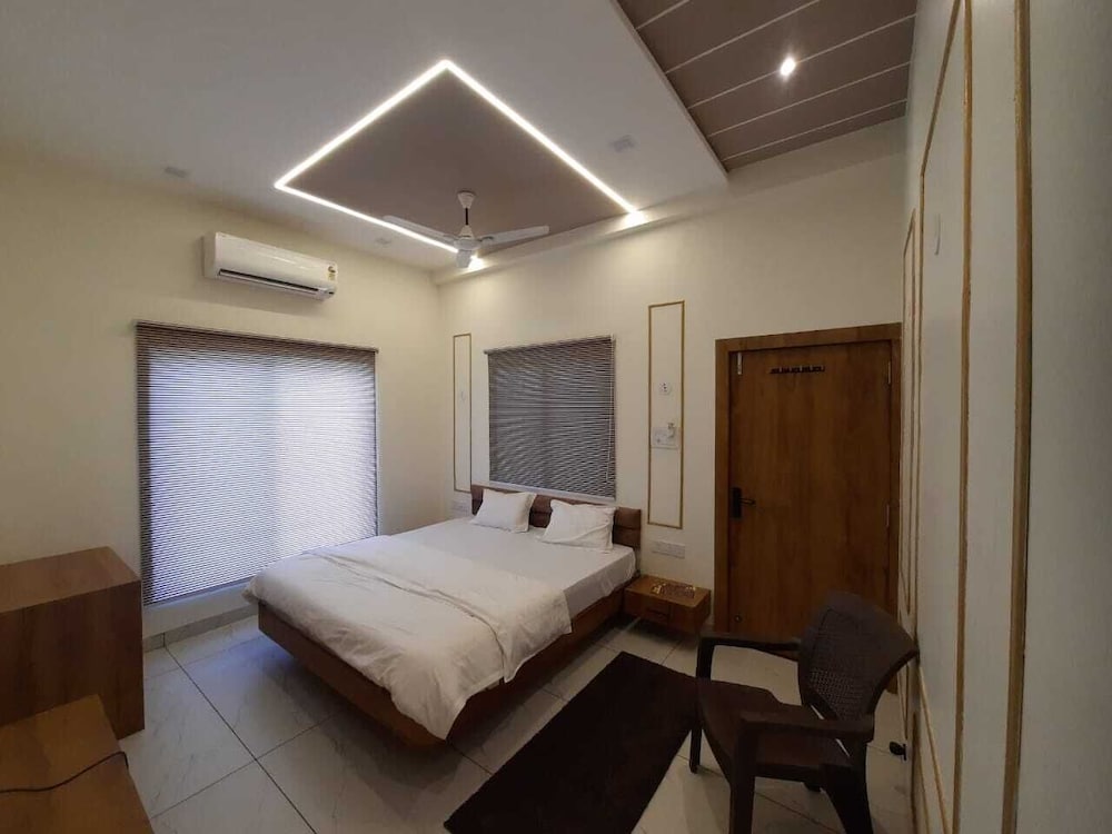 Hotel G R Inn near Temple & Rail Station