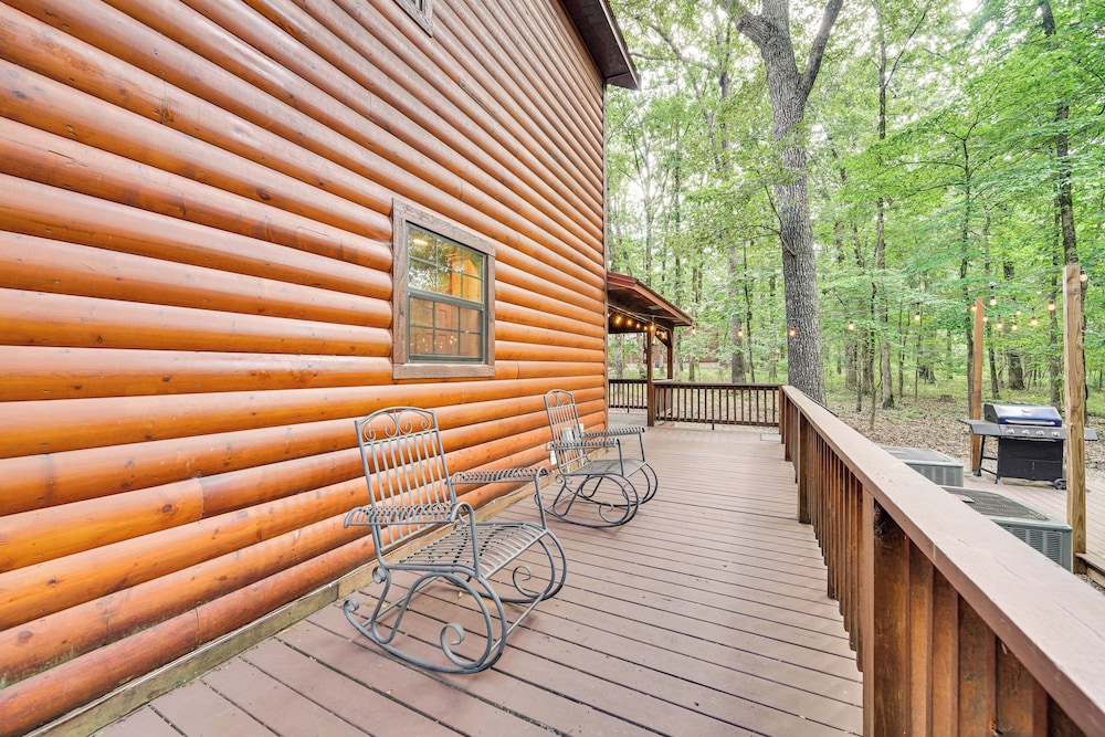 Hot Tub + Game Room: Family Retreat in Broken Bow