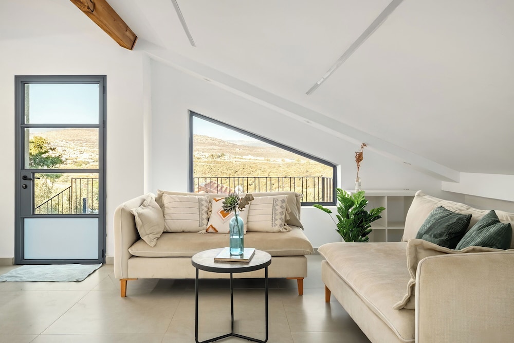 Sunny Hilltop Hideaway by Sea N' Rent