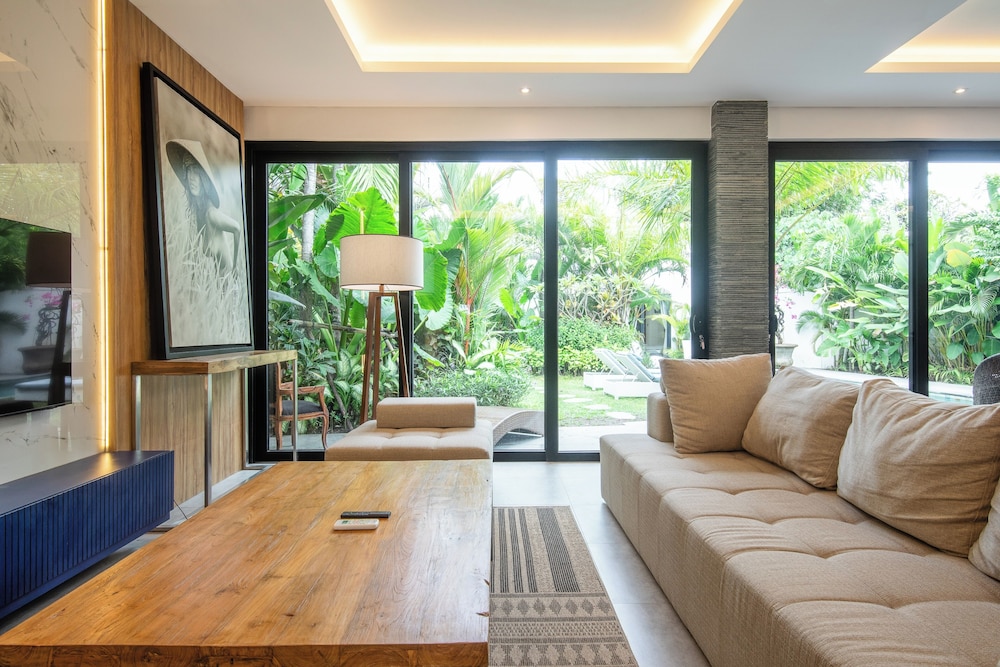 Elegant 3BR Retreat Stylish Modern Villa Seminyak