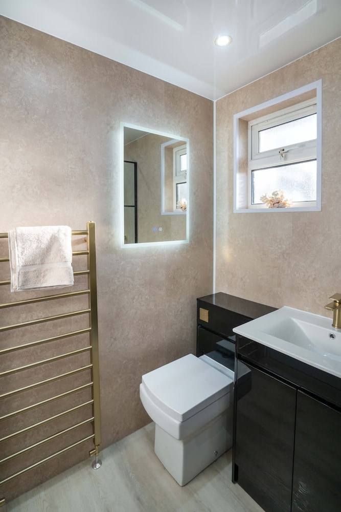 Comfy 3 Bed House - Free Parking