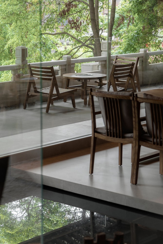 Shishe Spring Designer Homestay