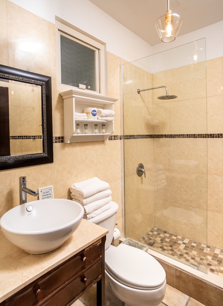Lazy Parrot Inn - Property Image 3