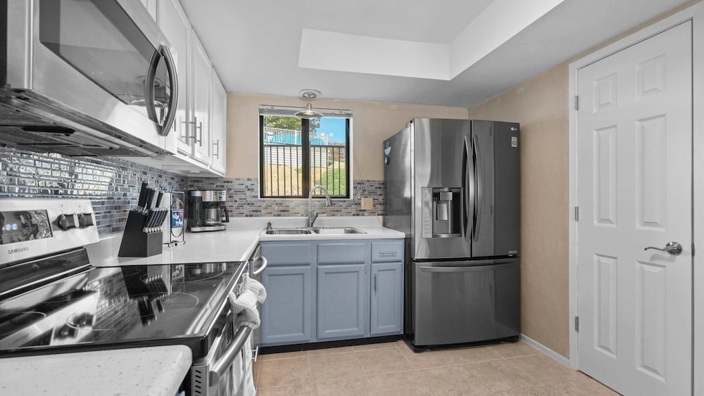 Easy Breezy Lakefront for 6