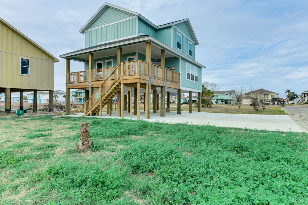 6 Mi to Beach: Modern Rockport Home! view 3