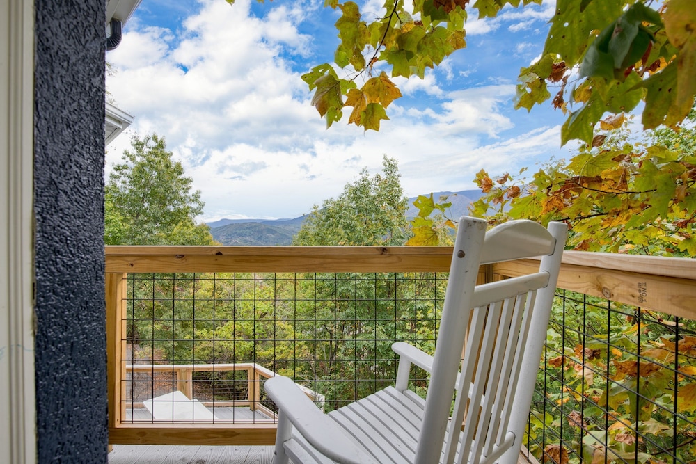 Gatlinburg Getaway by Avantstay 9bdr Sleeps 22 Hot tub Movie Theater
