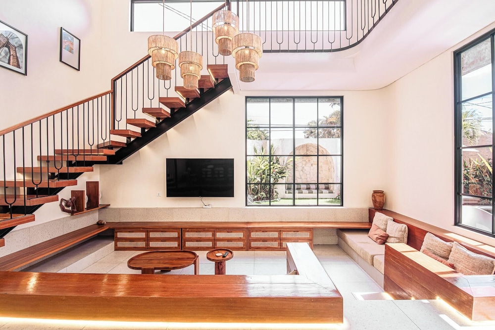 Chic 4-br Villa in Central Seminyak, Beach 5 Mins