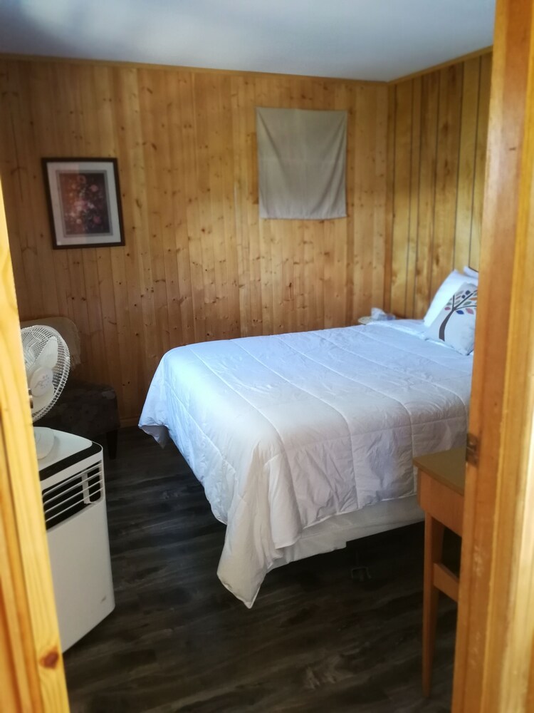 Knotty Pine Cottages