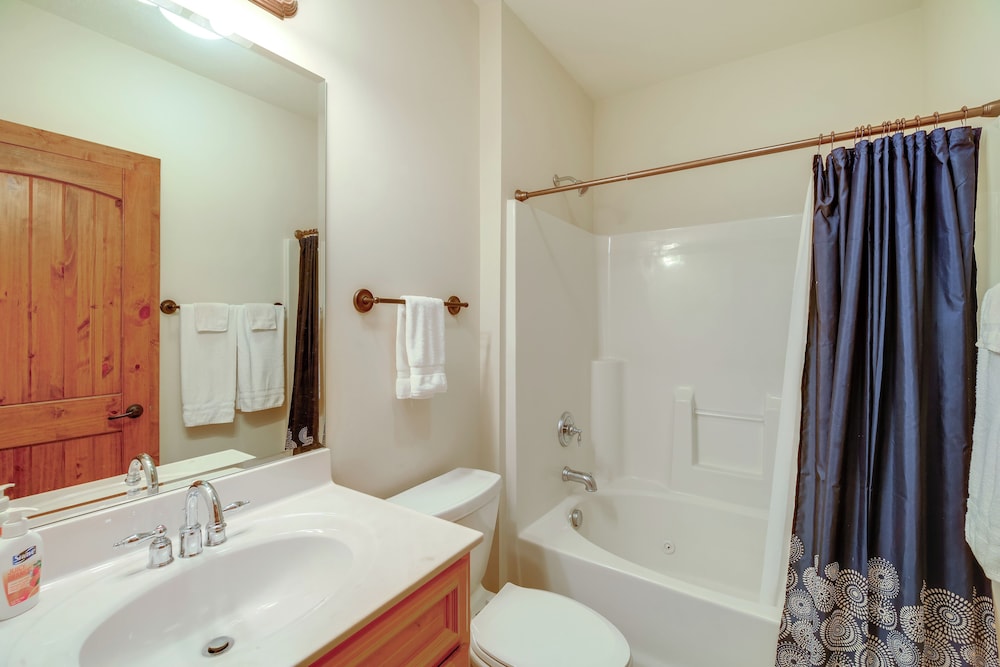 Mountain Condo 2 Mi to Dtwn Banner Elk w/ Views!