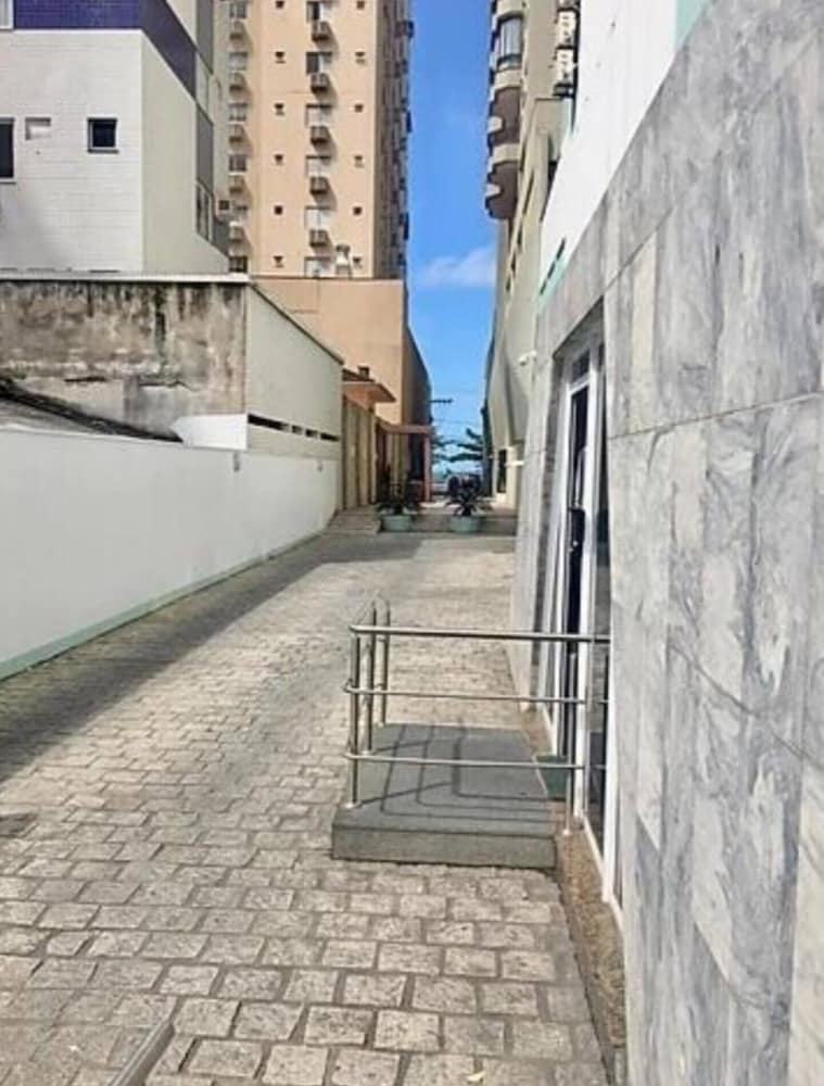 Apto Com Acesso Exclusivo a Praia em BC view 2