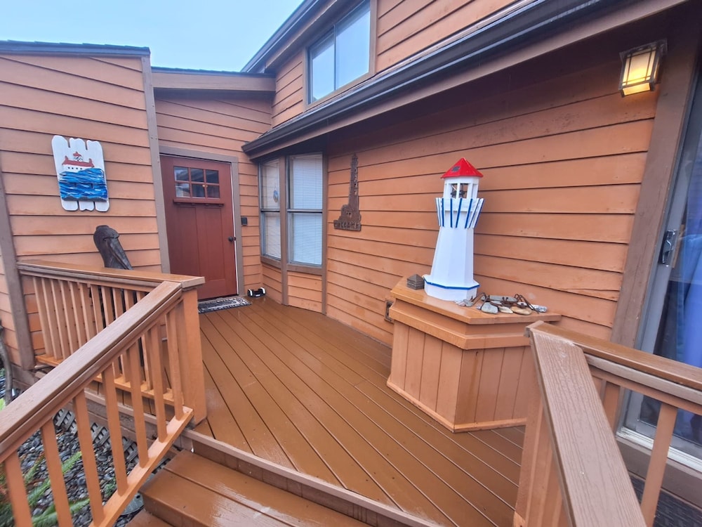 Luxurious Oceanfront Cabin 7 Getaway w Hot Tub