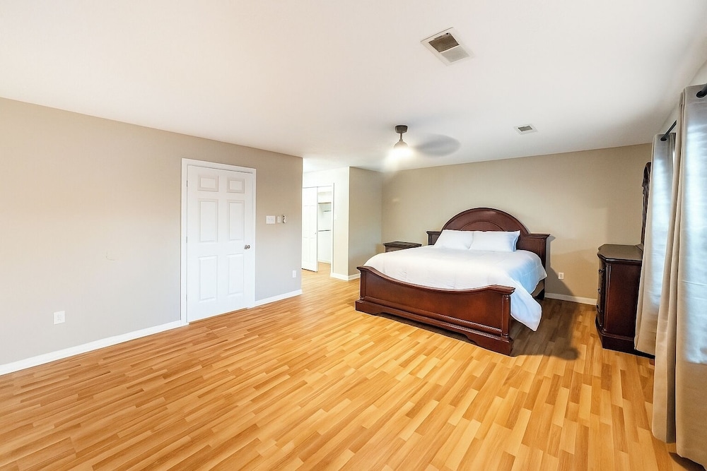 Pet-friendly 3BR Near First Colony Mall
