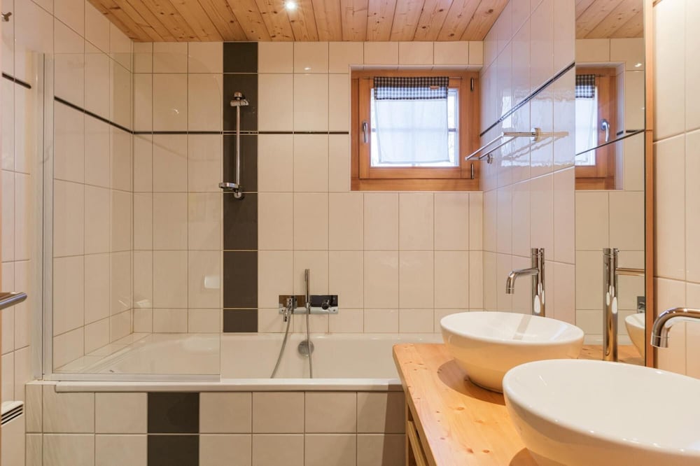 Montebello - Cozy Classic Swiss Chalet With Stunning Views