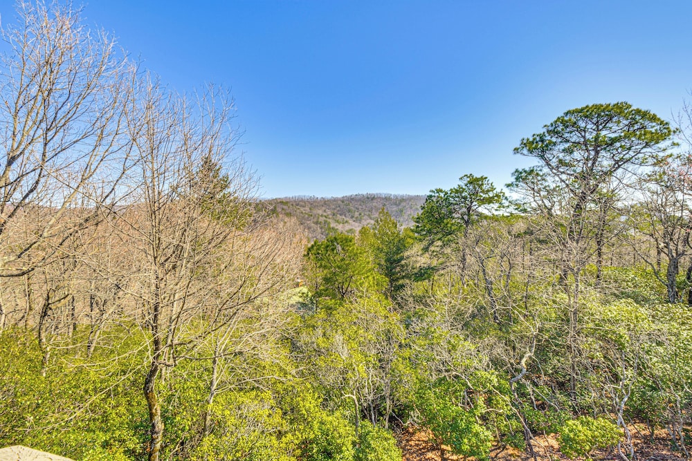 3 Mi to Dtwn Clayton: Cabin w/ Trail Access!