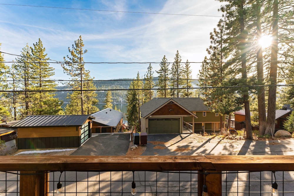 Denton by Avantstay Hot Tub Enclosed Deck w Fire Pit Near Skiing Lake