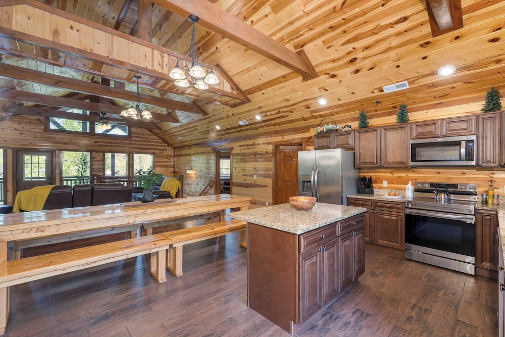 Dolly's Lodge by Avantstay Sleeps 28 - Luxe Smokies Cabin Game Room, Hot Tub, Views, Near Attractions