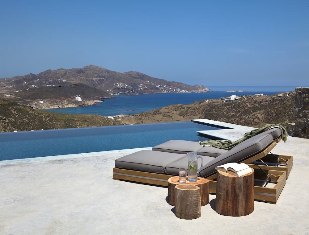 Charming Villa Near Ftelia Beach