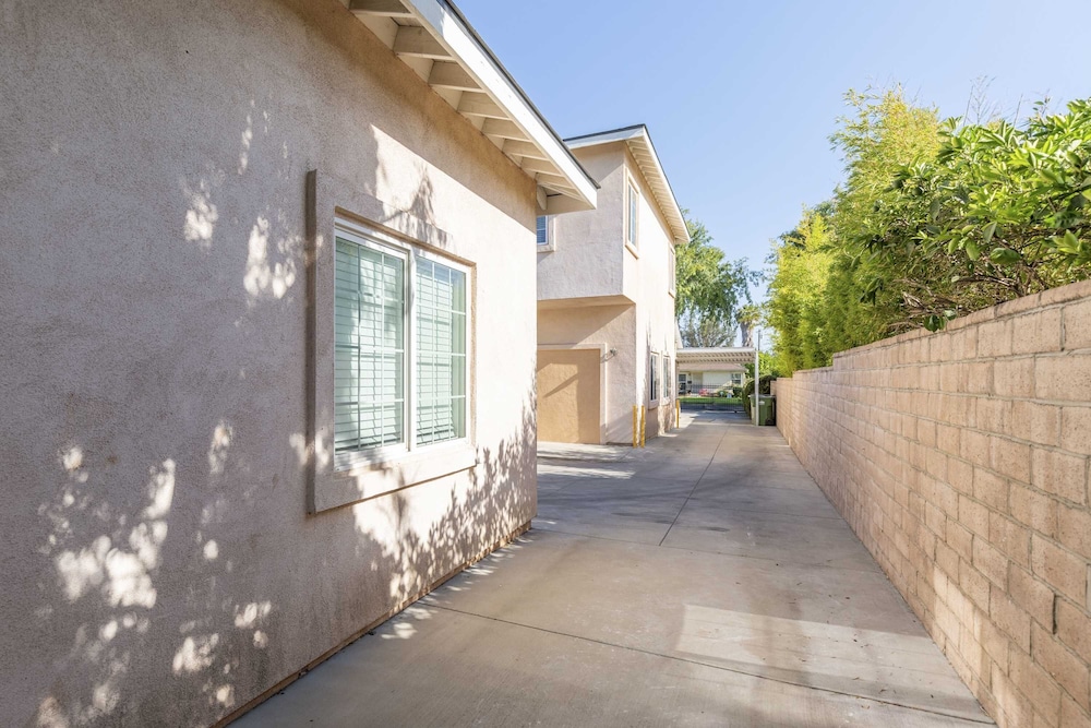 Elegant Retreat Modern Comforts, Prime Location