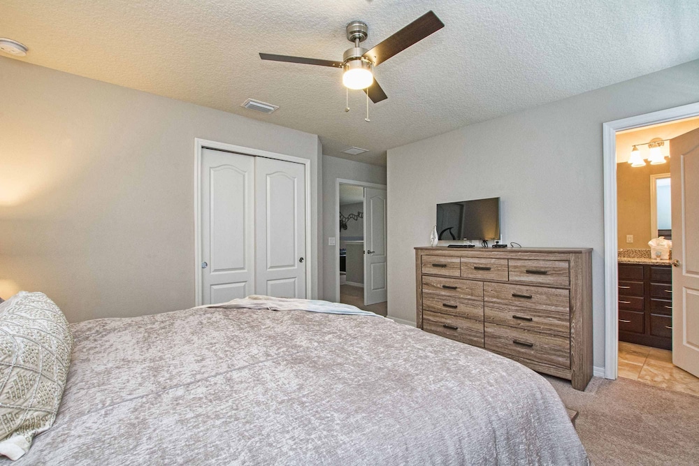 Home 8 Bdrm at Windsor Westside With Top Amenities