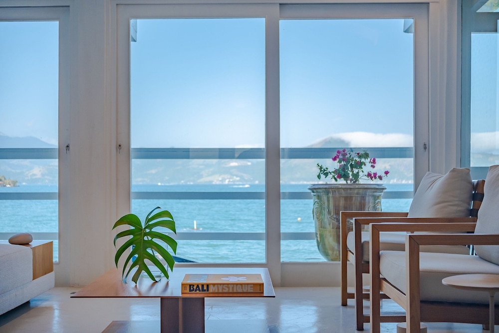 Angra - Mombaça | Mansão Espetacular Beira-Mar, 7 Suites - por Casapē Rio