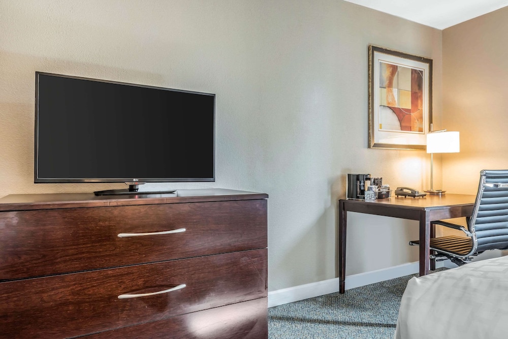 Clarion Inn - Property Image 2