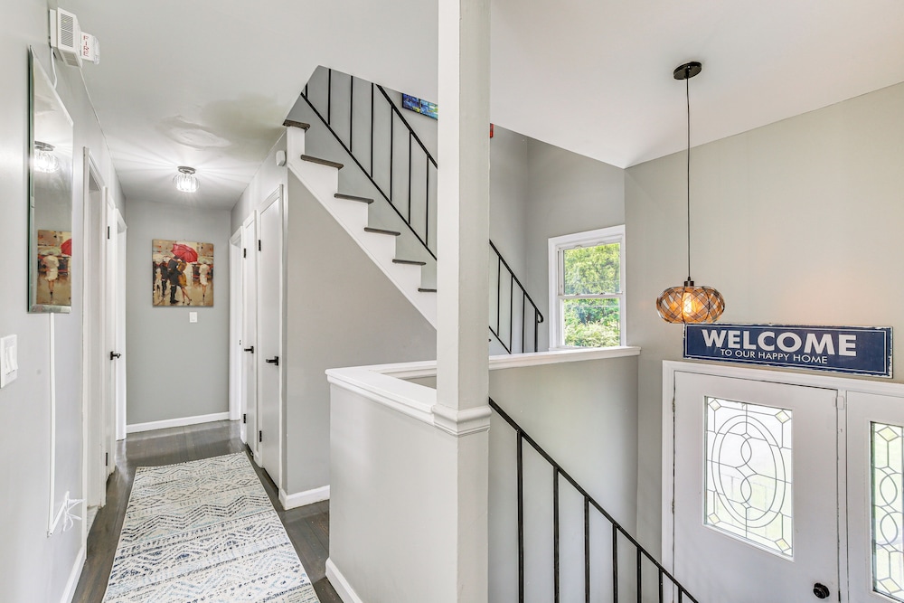3 Mi to Main St: Modern New Paltz Home
